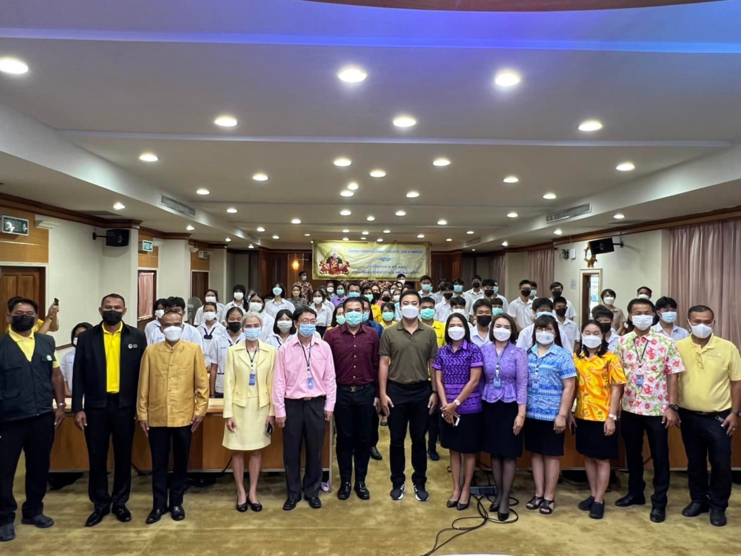 ายธีรพัฒน์ ศรีบุบ รองผู้อำนวยการสถานศึกษา ตัวแทนครูและนักเรียน โรงเรียนเทศบาลวัดราษฎร์นิยมธรรม