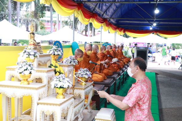 คณะผู้บริหารสถานศึกษา ครูและบุคลากรโรงเรียนเทศบาลวัดราษฎร์นิยมธรรม เข้าร่วมกิจกรรมเจริญพระพุทธมนต์เย็น